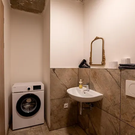 Brand New #16 Near Center With Free Street Parking براغ