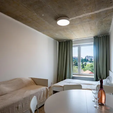 Brand New #16 Near Center With Free Street Parking * Praga